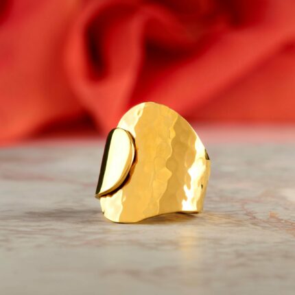 Ασημένιο σφυρήλατο δαχτυλίδι με λουστρέ λεπτομέρεια | Lalino.gr